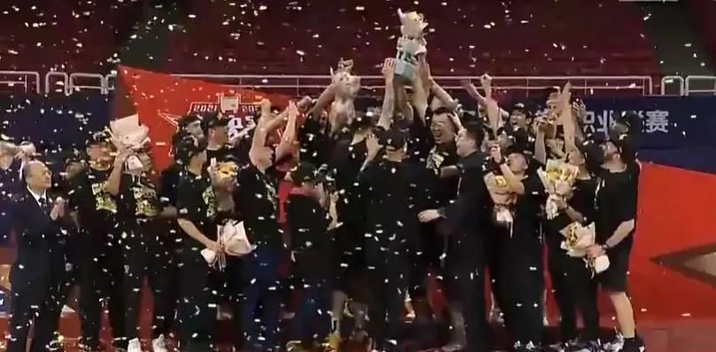 不过做球的麦肯尼此前也越位了第86分钟，小西蒙尼禁区内的一脚爆射，打在了边网上【双方首发】尤文首发：1-什琴斯尼、4-加蒂、3-布雷默、6-达尼洛、27-坎比亚索、16-麦肯尼、5-洛卡特利、25-拉比奥特、11-科斯蒂奇、7-基耶萨、9-弗拉霍维奇尤文替补：36-佩林、23-平索里奥、12-桑德罗、13-怀森、24-鲁加尼、41-卡维利亚、20-米雷蒂、15-伊尔迪兹、47-农热、18-基恩、17-伊令、14-米利克那不勒斯首发：1-梅雷特、22-迪洛伦佐、13-拉赫马尼、3-纳坦、5-胡安-热苏斯、99-安古伊萨、68-洛博特卡、20-泽林斯基、21-波利塔诺、77-克瓦拉茨赫利亚、9-奥斯梅恩那不勒斯替补：95-戈里尼、14-康蒂尼、55-厄斯蒂高、59-扎诺利、7-埃尔马斯、24-卡尤斯特、70-盖塔诺、4-德姆、81-拉斯帕多里、23-泽尔宾、18-乔瓦尼-西蒙尼、29-林德斯特伦